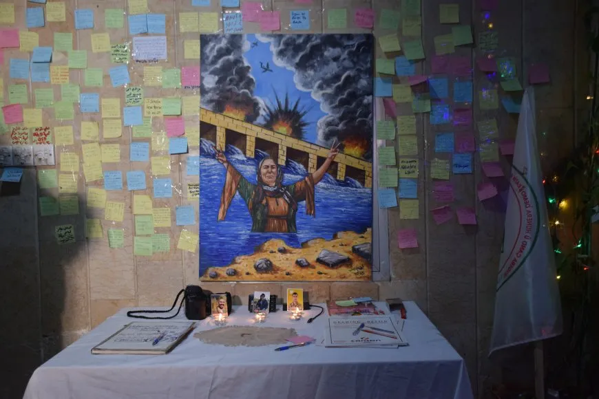Los manifestantes en la presa de Tishrin abren una exposición en honor a los mártires
