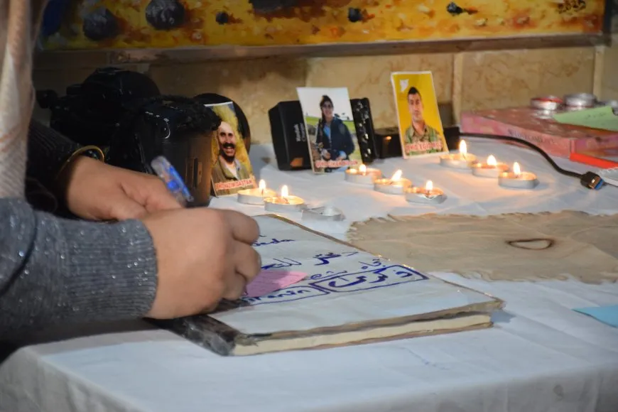 Los manifestantes en la presa de Tishrin abren una exposición en honor a los mártires