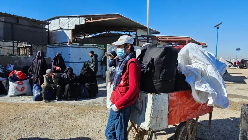 El quinto grupo de iraquíes sale del campamento de Al-Hol