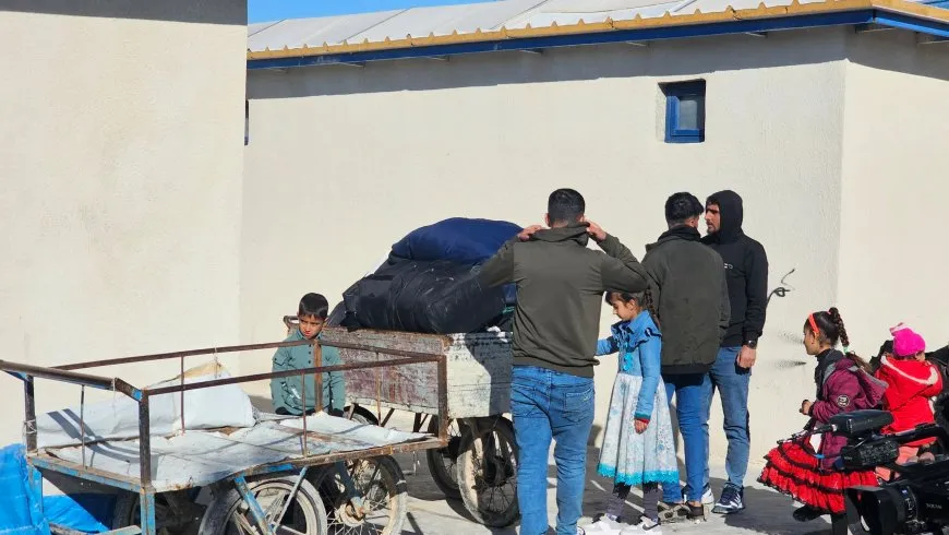 El quinto grupo de iraquíes sale del campamento de Al-Hol