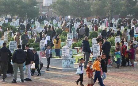 Los residentes del noreste de Siria y Alepo comienzan el Eid al-Fitr visitando santuarios de mártires