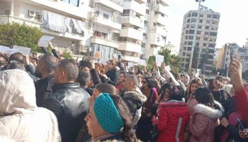 Los trabajadores de la salud protestan contra la decisión de despido en varias ciudades