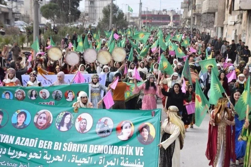 Las mujeres Deir ez-Zor se comprometen a continuar la lucha contra la tiranía