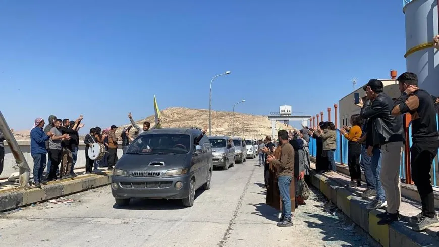 Residentes del cantón del Éufrates llegan a la presa de Tişrîn para unirse a la protesta