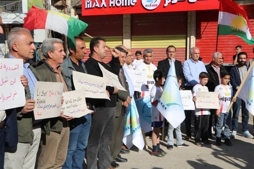 Manifestantes en Hasakah protestan contra la nueva constitución