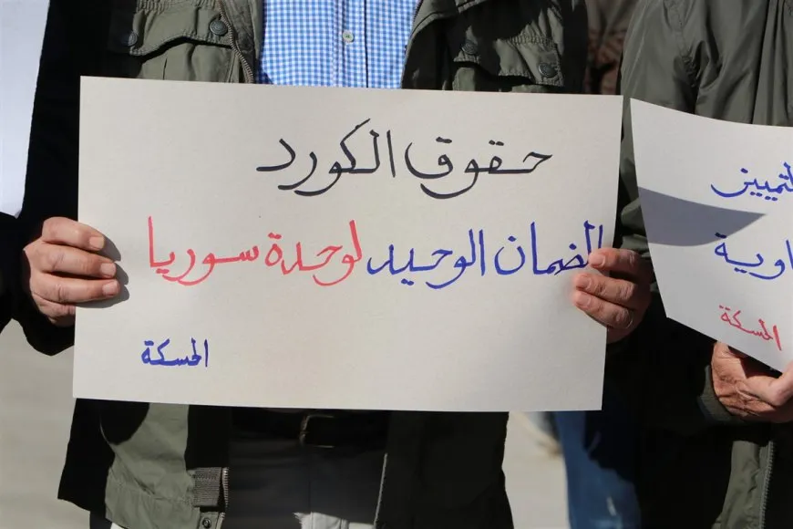 Manifestantes en Hasakah protestan contra la nueva constitución
