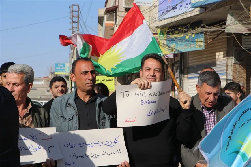 Manifestantes en Hasakah protestan contra la nueva constitución
