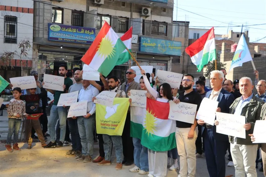 Manifestantes en Hasakah protestan contra la nueva constitución