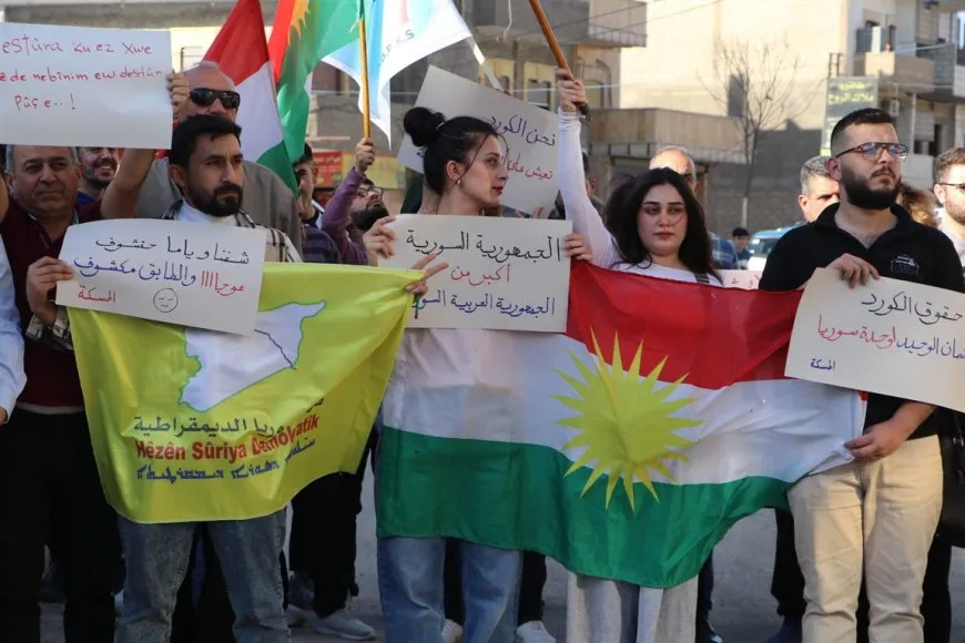 Manifestantes en Hasakah protestan contra la nueva constitución