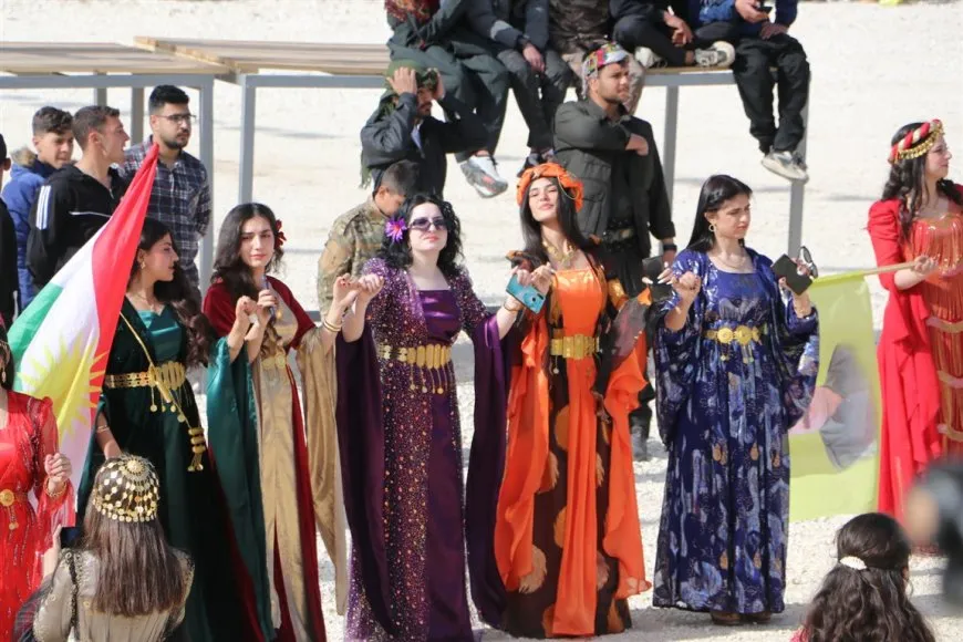 Los residentes se reúnen para celebrar Newroz 2025 en medio de la alegría y la unidad