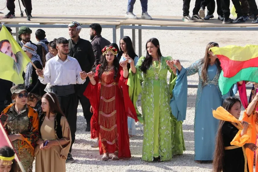 Los residentes se reúnen para celebrar Newroz 2025 en medio de la alegría y la unidad