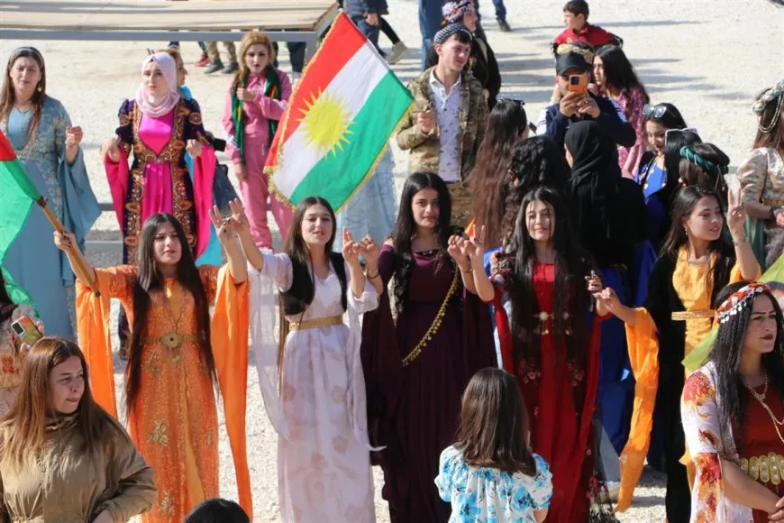 Los residentes se reúnen para celebrar Newroz 2025 en medio de la alegría y la unidad
