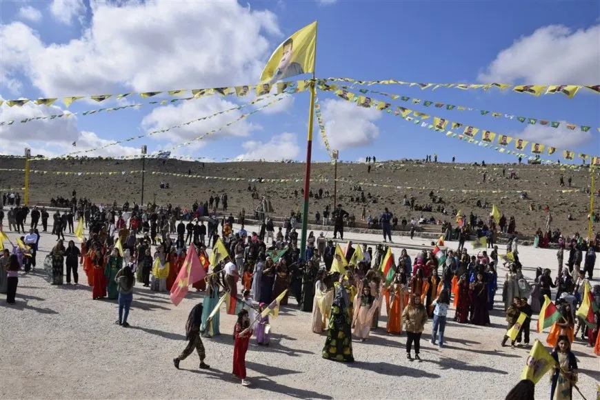 Los residentes se reúnen para celebrar Newroz 2025 en medio de la alegría y la unidad
