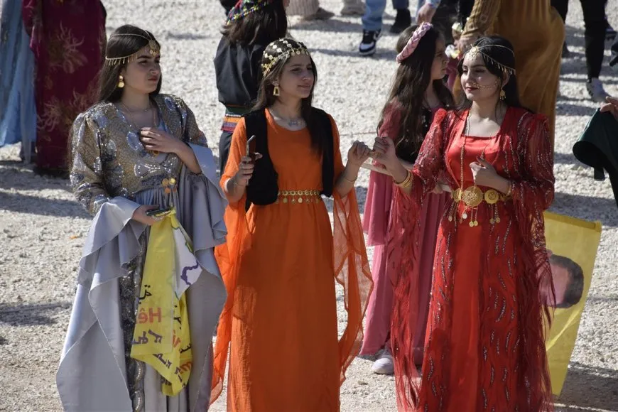 Los residentes se reúnen para celebrar Newroz 2025 en medio de la alegría y la unidad