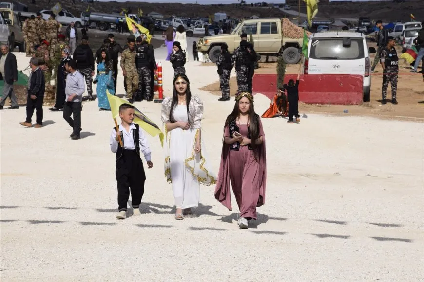 Los residentes se reúnen para celebrar Newroz 2025 en medio de la alegría y la unidad