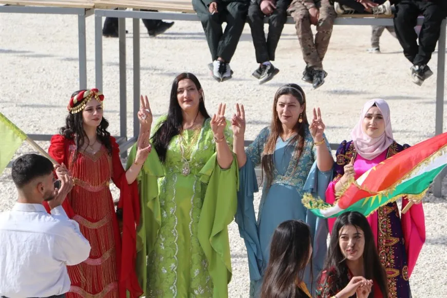 Los residentes se reúnen para celebrar Newroz 2025 en medio de la alegría y la unidad