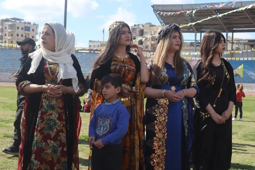 Los residentes se reúnen para celebrar Newroz 2025 en medio de la alegría y la unidad