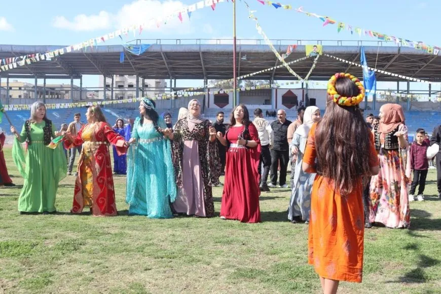 Los residentes se reúnen para celebrar Newroz 2025 en medio de la alegría y la unidad