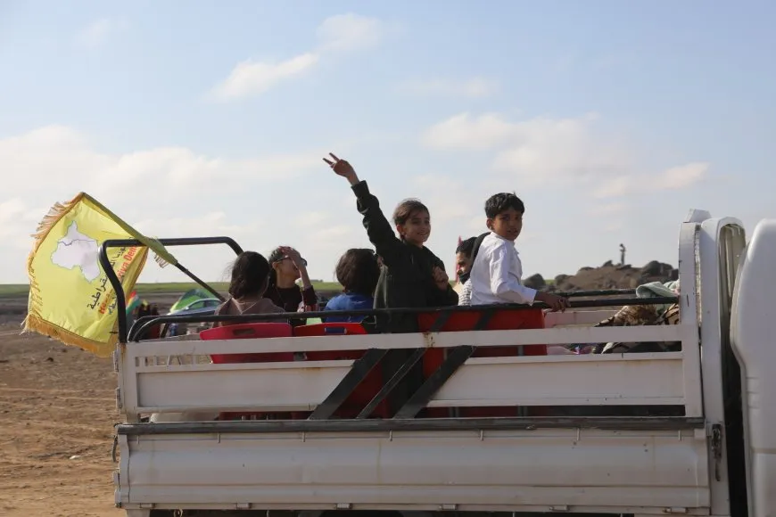 Los residentes se reúnen para celebrar Newroz 2025 en medio de la alegría y la unidad
