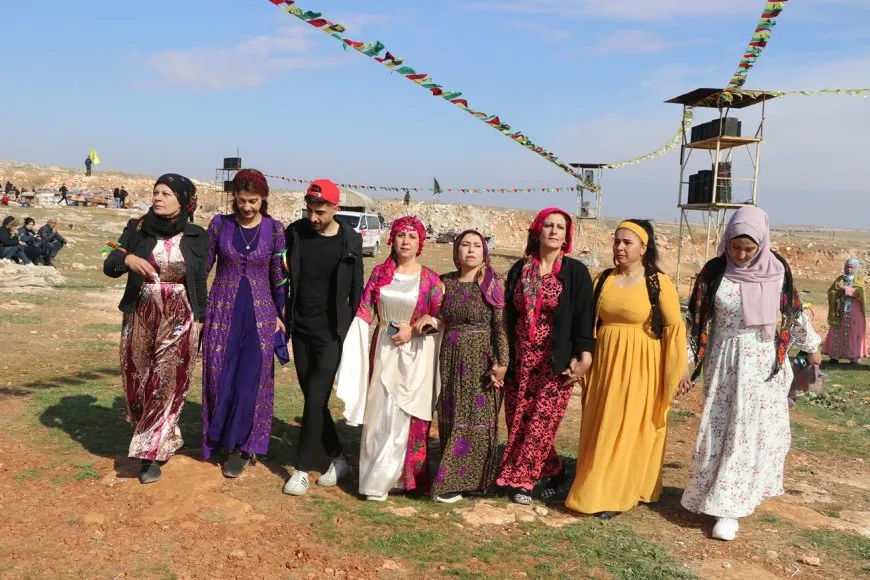 Los residentes se reúnen para celebrar Newroz 2025 en medio de la alegría y la unidad
