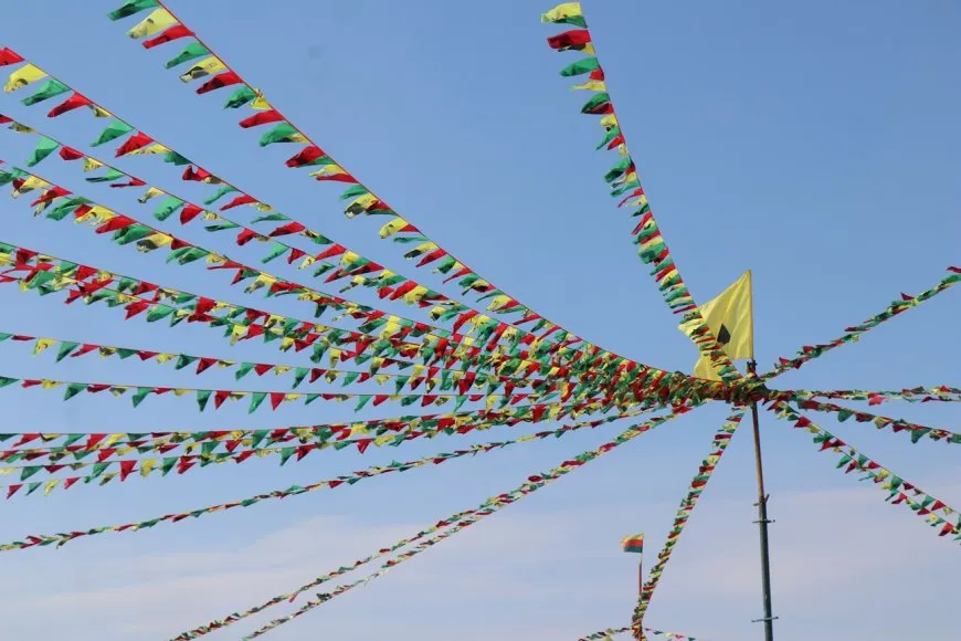 Los residentes se reúnen para celebrar Newroz 2025 en medio de la alegría y la unidad