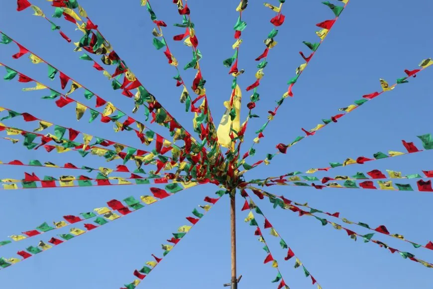 Los residentes se reúnen para celebrar Newroz 2025 en medio de la alegría y la unidad