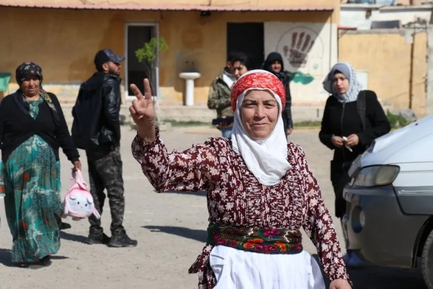 Los residentes se reúnen para celebrar Newroz 2025 en medio de la alegría y la unidad