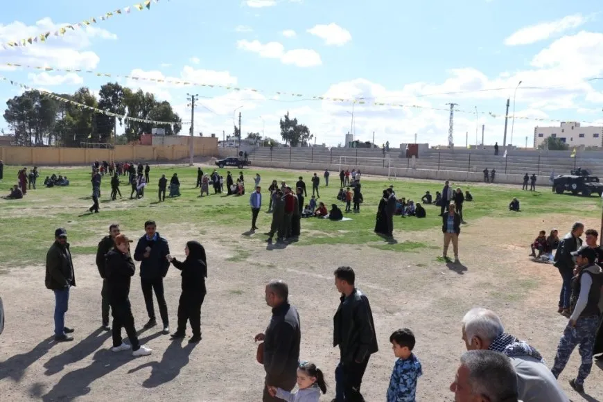 Los residentes se reúnen para celebrar Newroz 2025 en medio de la alegría y la unidad