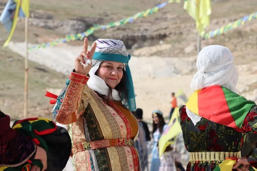 Los residentes se reúnen para celebrar Newroz 2025 en medio de la alegría y la unidad