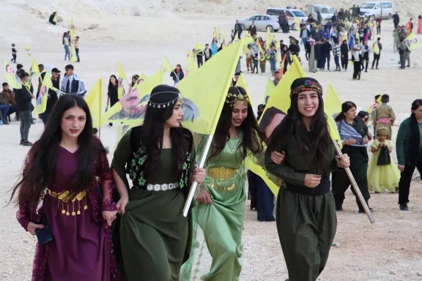 Los residentes se reúnen para celebrar Newroz 2025 en medio de la alegría y la unidad