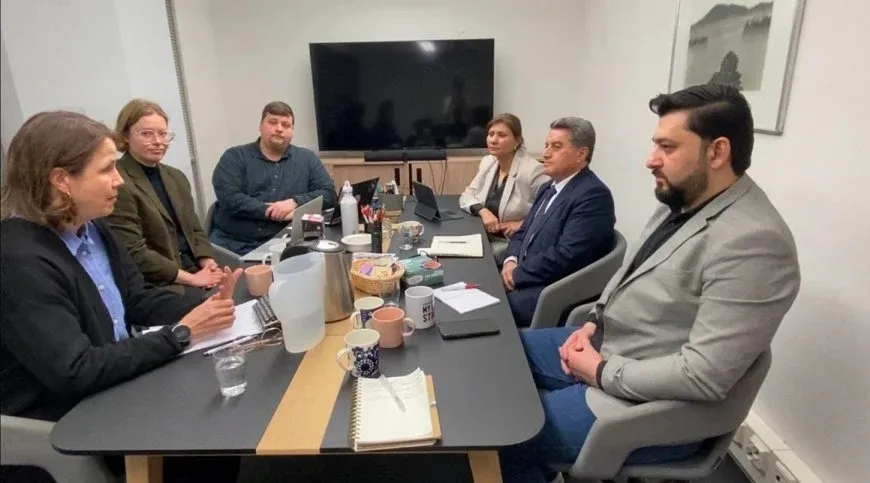 La delegación de DAANES se reúne con la delegación del Partido de Izquierda Finlandés