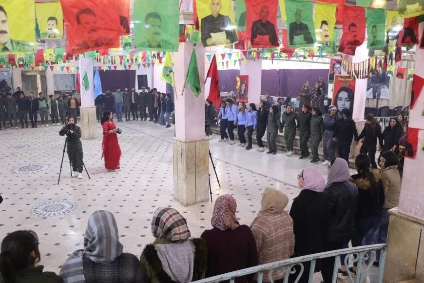 Los residentes de Alepo organizan una celebración para los combatientes de las Fuerzas de Seguridad Interna