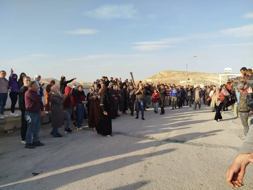 Los residentes del cantón Jazira llegan a la presa de Tishrin para participar en una protesta