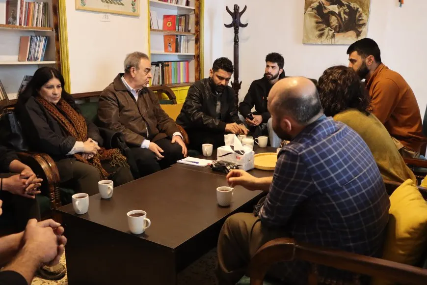 El cineasta sirio elogia el arte y la cultura en el noreste de Siria