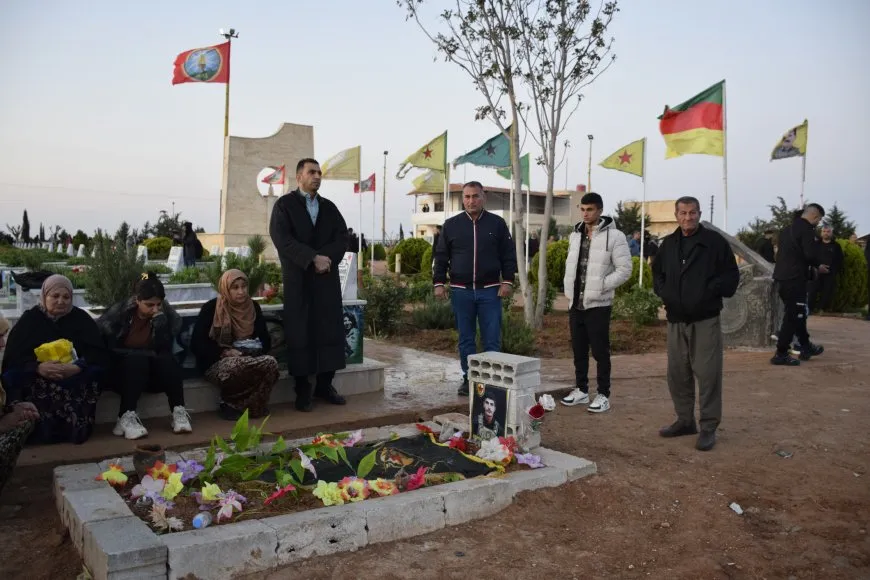 Los residentes del noreste de Siria y Alepo comienzan el Eid al-Fitr visitando santuarios de mártires