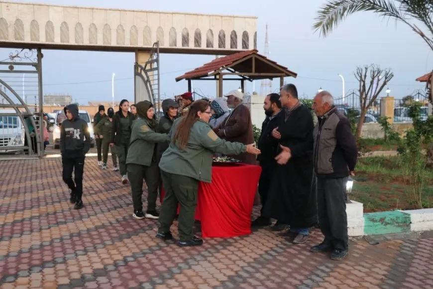 Los residentes del noreste de Siria y Alepo comienzan el Eid al-Fitr visitando santuarios de mártires