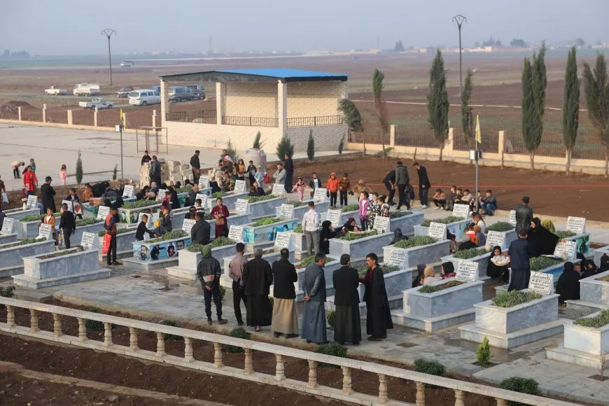Los residentes del noreste de Siria y Alepo comienzan el Eid al-Fitr visitando santuarios de mártires