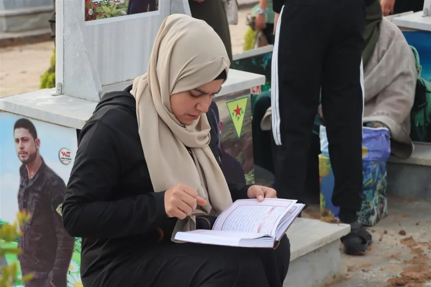 Los residentes del noreste de Siria y Alepo comienzan el Eid al-Fitr visitando santuarios de mártires