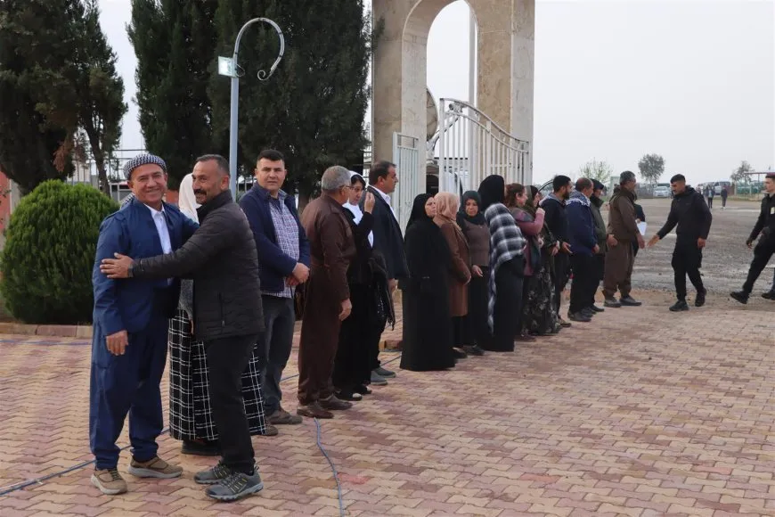 Los residentes del noreste de Siria y Alepo comienzan el Eid al-Fitr visitando santuarios de mártires
