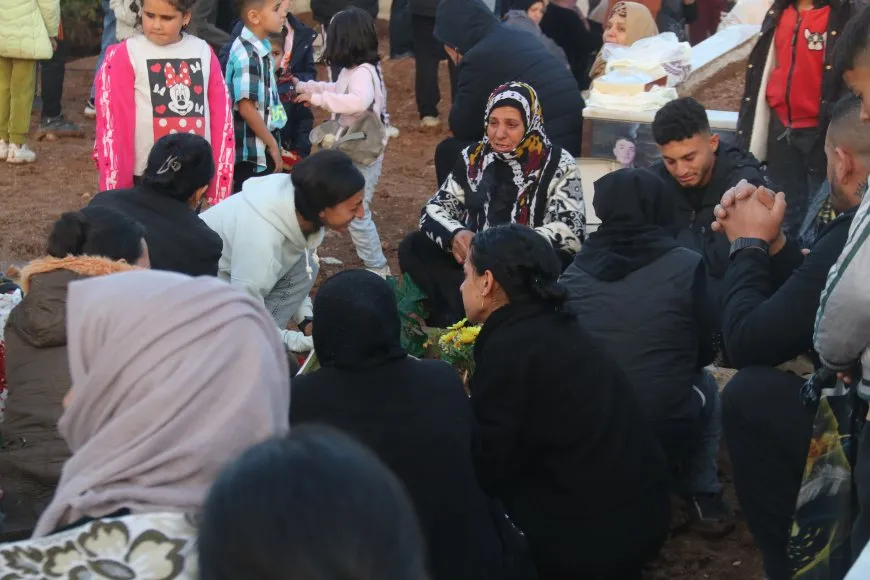 Los residentes del noreste de Siria y Alepo comienzan el Eid al-Fitr visitando santuarios de mártires