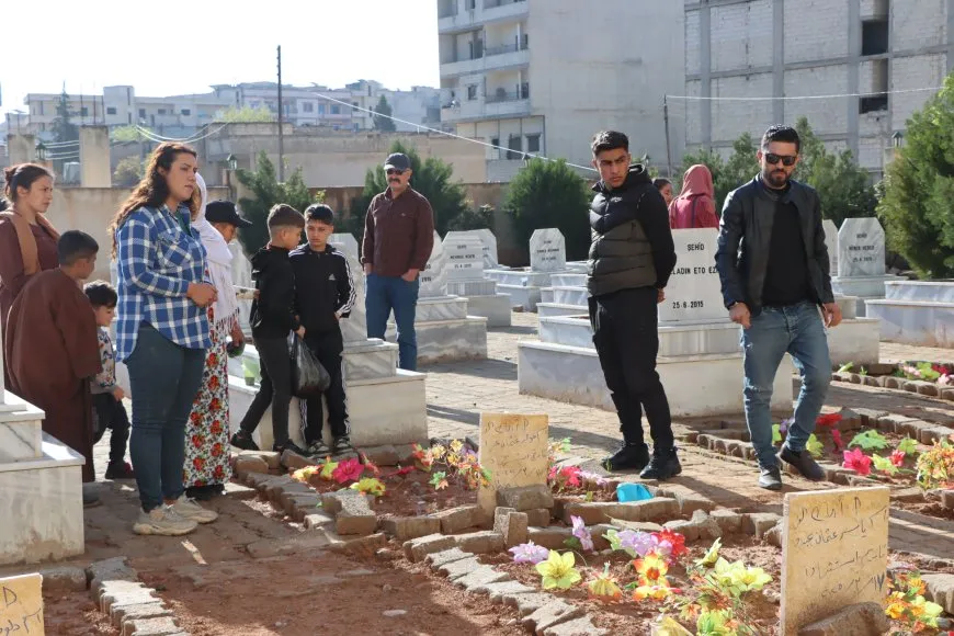 Los residentes del noreste de Siria y Alepo comienzan el Eid al-Fitr visitando santuarios de mártires