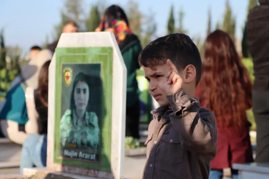 Los residentes del noreste de Siria y Alepo comienzan el Eid al-Fitr visitando santuarios de mártires