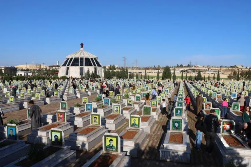 Los residentes del noreste de Siria y Alepo comienzan el Eid al-Fitr visitando santuarios de mártires