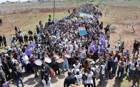 Miles de personas marchan hacia la aldea de Amara: el líder Apo debe ser liberado