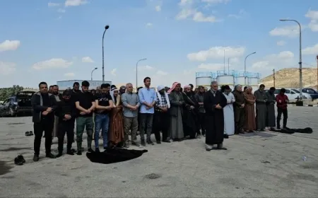 Los manifestantes en la presa de Tishrin realizan la oración del viernes