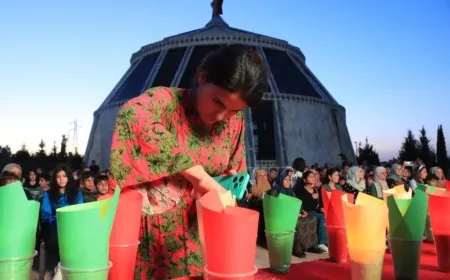En el Día de los Mártires, los habitantes de Kobanê encienden velas en honor a los mártires
