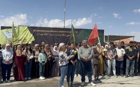 Manifestantes en la presa de Tishrin saludan la Conferencia por la Unidad y Solidaridad del Pueblo Kurdo