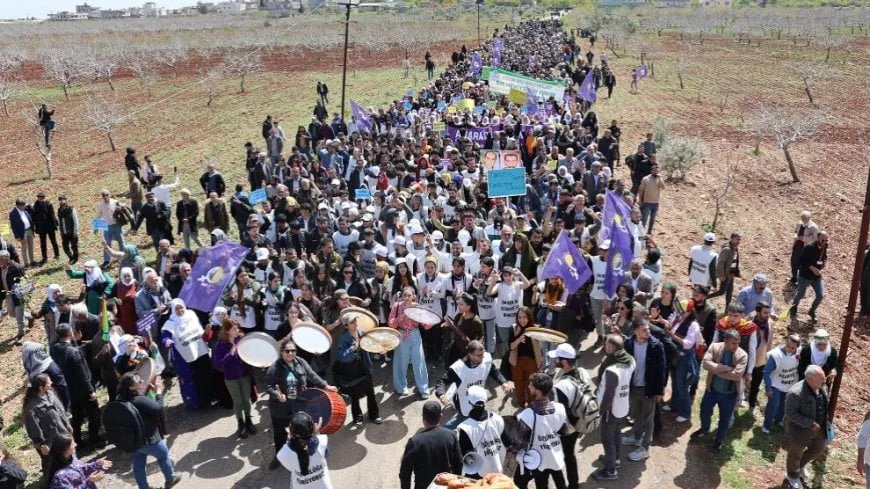 Miles de personas marchan hacia la aldea de Amara: el líder Apo debe ser liberado