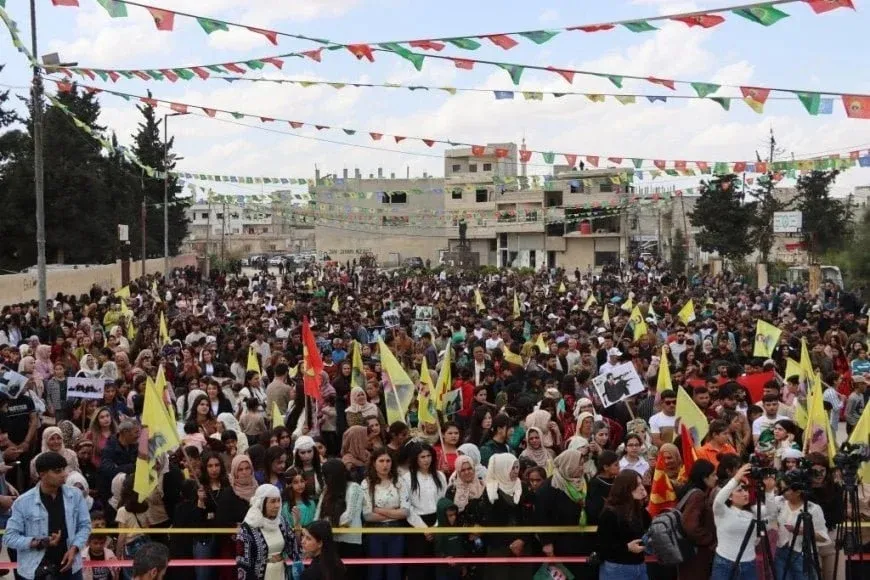 Miles de personas en el cantón del Éufrates celebran el cumpleaños del líder Ocalan