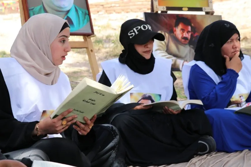 Sesión de lectura en grupo de las declaraciones de defensa del líder Abdullah Ocalan en Tabqa